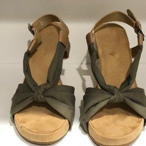 Wedge sandals in Olive.
